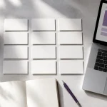 Web sitesi bütçe ve kapsam planlamasını temsil eden masa düzeni